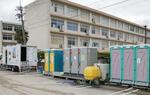 　石川県珠洲市立宝立小中に設置されている仮設トイレ＝２６日午後