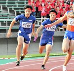  男子４００メートルリレー準決勝　鳥取城北は３走永田（１１４６）からアンカー大谷（１１４１）にバトンが渡る＝札幌市の厚別公園競技場 