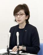 　記者会見する長野県松本市教育委員会の伊佐治裕子教育長＝６月、松本市