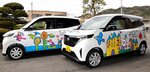 新たに町営ふれあいバスに導入された２台のＥＶ＝１５日、南部町法勝寺の町役場法勝寺庁舎