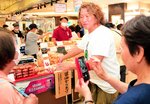 鳥取県の商品を来店客に売り込む岡野さん（中央）