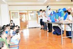 香住高生が手作りした紙芝居を楽しむ園児たち＝香美町香住区下浜の青葉保育園