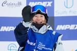 　女子ハーフパイプ決勝を終え、笑顔で手を振る冨田せな。３年ぶり４度目の優勝を果たした＝高鷲スノーパーク