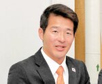 参院選で訴える政策を発表する倉井氏＝３日、島根県庁