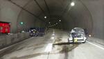 　鳥取市のトンネル内で起きた追突事故の現場。左がデンソー製の燃料ポンプを搭載した軽乗用車＝７月（鳥取県警提供）