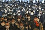 　新型コロナウイルス感染症の流行で、マスクを着けて通勤する人たち＝２０２１年１月、ＪＲ品川駅