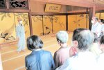 「孔雀の間」で山岨副住職（左奥）の説明に耳を傾ける参加者＝６日、香美町香住区森の大乗寺