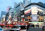 　火災があったビル周辺に集まる消防車＝２６日午後４時２分、札幌市中央区