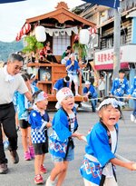 大きなかけ声とともに元気よく屋台を引っ張る子どもたち＝１５日、新温泉町浜坂