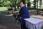 　ヘルパーの中崎順子さん。自転車で訪問先を回る＝２０２４年９月、埼玉県