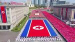 　市民パレードに登場した巨大な北朝鮮国旗＝２０２２年（共同）