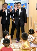 複合型子育て拠点施設「ミライトひえづ」を視察する岸田首相（右）＝３１日、鳥取県日吉津村日吉津（代表撮影）