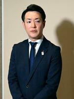 　記者団の取材に応じる大阪維新の会幹事長の横山英幸大阪市長＝２６日午後、大阪市役所