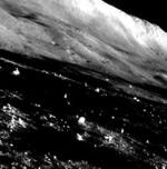 　ＳＬＩＭが休眠状態に入る前に最後に撮影した日没前の月面風景（ＪＡＸＡ提供）