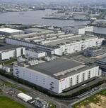　大型液晶パネルの生産を停止しデータセンターに転換するシャープの本社拠点＝２０２４年４月、堺市