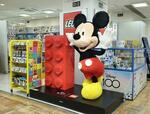 　レゴブロックで組み立てたミッキーマウスは撮影スポットの一つになっている＝東京都中央区＜（Ｃ）Ｄｉｓｎｅｙ＞