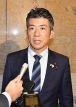 　取材に応じる立憲民主党の重徳和彦衆院議員＝５日午後、国会