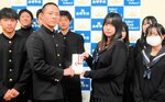 生田さん（中央左）に寄付金を贈呈する松本さん