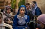 　祭りで伝統衣装を着るアフガニスタン人の難民女性＝２０２３年１２月、テヘラン（ゲッティ＝共同）