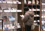 　津市の松菱百貨店にある書店「食べる本屋さん」＝２０２５年２月