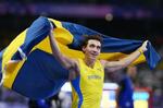 　男子棒高跳びで６メートル２５の世界新記録で金メダルを獲得し、国旗を掲げるスウェーデンのデュプランティス＝パリ郊外（共同）