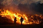 　スペイン北部パンプロナ近郊の森林火災で、消火に当たる消防隊員＝２０２３年８月（ＡＰ＝共同）