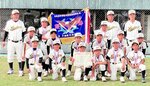 ６年ぶり１０度目の優勝を飾った社スポーツ少年団＝倉吉市営野球場