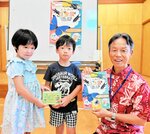 吉川副町長（右）から入園券を受け取る園児たち＝８日、湯梨浜町宇谷のわかばこども園