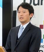 　兵庫県庁で記者会見する斎藤元彦知事＝１５日午後