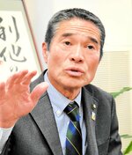 ４月から本格運行する予約型乗り合いバス「みなとーる」などについて語る伊達市長＝境港市役所