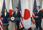 　米国務省で開かれた昼食会であいさつする岸田首相（中央）とハリス米副大統領（左）、ブリンケン国務長官＝１１日、ワシントン（共同）