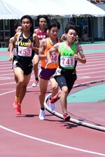 男子８００メートルで全中標準記録を突破して優勝した福長正翔（右）＝ヤマタスポーツパーク陸上競技場