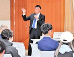 移行後の人材確保の大切さを説明する播磨町教委教育次長の野村氏＝１９日夜、新温泉町の浜坂多目的集会施設