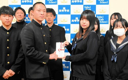 生田さん（中央左）に寄付金を贈呈する松本さん