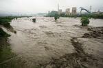 　強い雨の影響で増水した北京市西部を流れる川＝３１日（共同）
