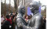 　韓国・春川市で２００４年１２月、「冬のソナタ」の主演俳優ペ・ヨンジュンさんとチェ・ジウさんの銅像の除幕式が行われた