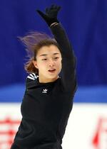 　公式練習で調整する坂本花織＝長野市ビッグハット