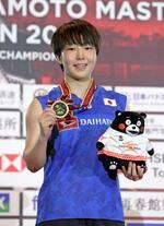 　女子シングルスで優勝し、メダルを手にする山口茜＝熊本県立総合体育館