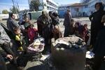 　ＵＮＲＷＡが運営する学校に避難する人たち＝１７日、ガザ地区中部デールバラハ（ゲッティ＝共同）