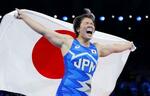 　パリ五輪レスリング女子７６キロ級で金メダルを獲得し、喜ぶ鏡優翔＝８月、パリ（共同）