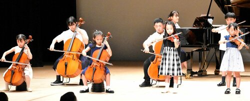 弦楽器の音色を響かせる子どもたち