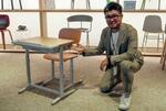 　デジタル対応の机と椅子の開発を担当したコクヨの斎田清隆さん＝２６日、大阪市