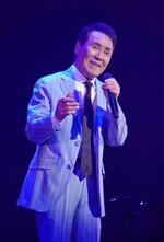 　７６歳のバースデーコンサートで歌う五木ひろし＝東京都千代田区