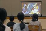 　鳥取県境港市の小学校でお披露目された、故水木しげるさんの戦争体験を基にした平和学習プログラム＝６日午後