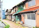 解体撤去されることになった元公営住宅＝５日、境港市明治町