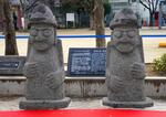 　大阪市生野区の商店街「コリアタウン」近くの公園に設置された石像「トルハルバン」＝２８日
