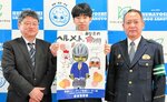 ヘルメット着用を呼びかけるポスターをデザインした山内さん（中央）＝１３日、倉吉市の倉吉総合産業高
