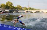 　トライアスロンのパリ五輪テスト大会でセーヌ川を泳ぐ選手ら＝１８日（ロイター＝共同）