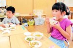 園で炊いた町内産のお米を食べる園児。温かいと食も進む＝７月２８日、智頭町智頭のちづ保育園