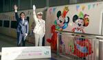 　東京ディズニーリゾートの開園４０周年を記念し、ミッキーマウスなどが描かれた東北新幹線の車両＝２２日午前、ＪＲ仙台駅